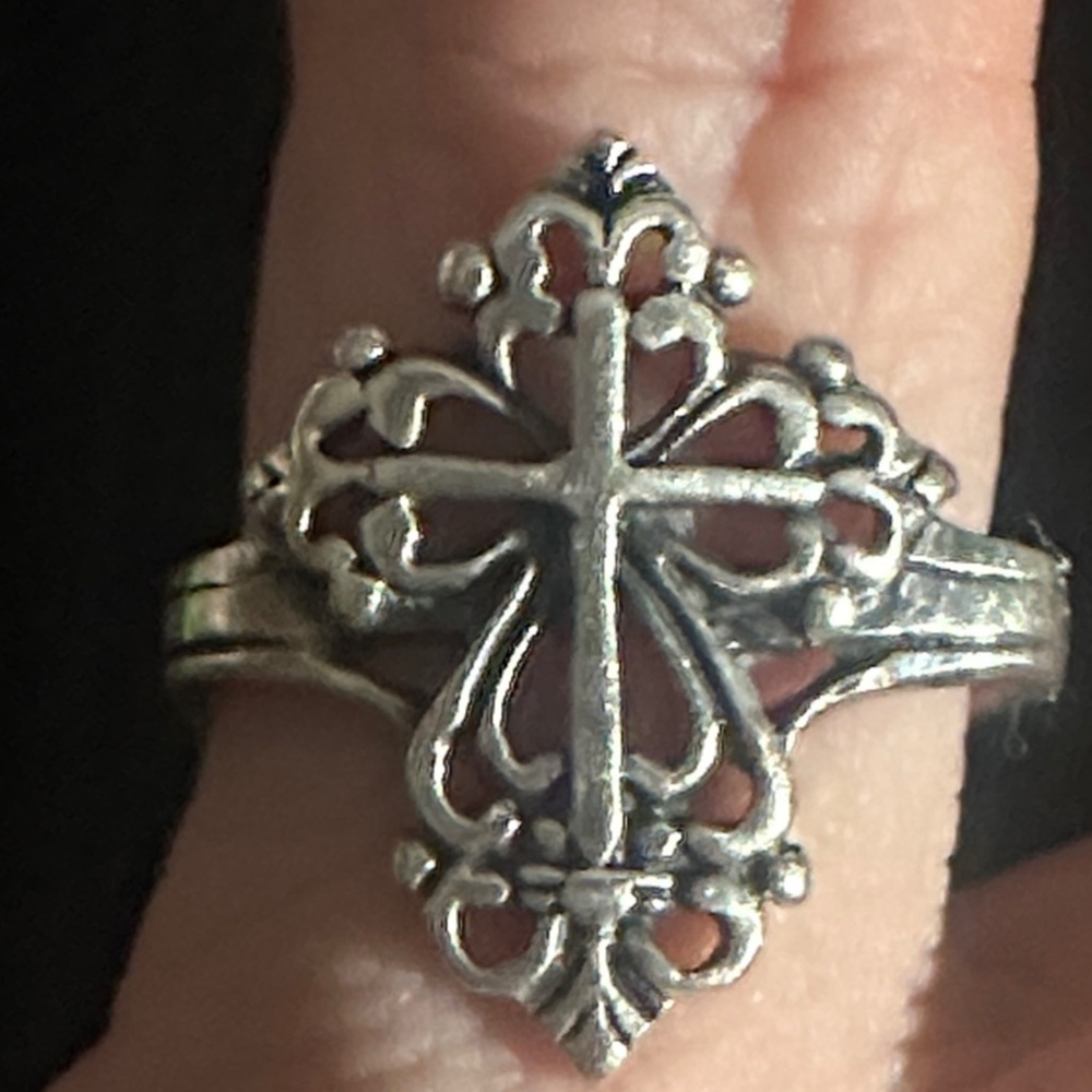 Elegant Silver Cross Ring - Picture 1 of 3